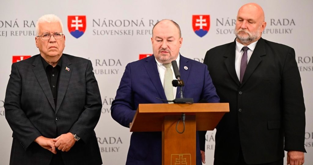 Huliak je politický amatér, ktorý síce narobil obrovský hluk, ale seba aj Národnú koalíciu dostal do nemožnej situácie, myslí si bývalý šéf kontrarozviedky SIS – Peter Tóth Huliak je politický amatér, ktorý síce narobil obrovský hluk, ale seba aj Národnú koalíciu dostal do nemožnej situácie, myslí si bývalý šéf kontrarozviedky SIS – Peter Tóth