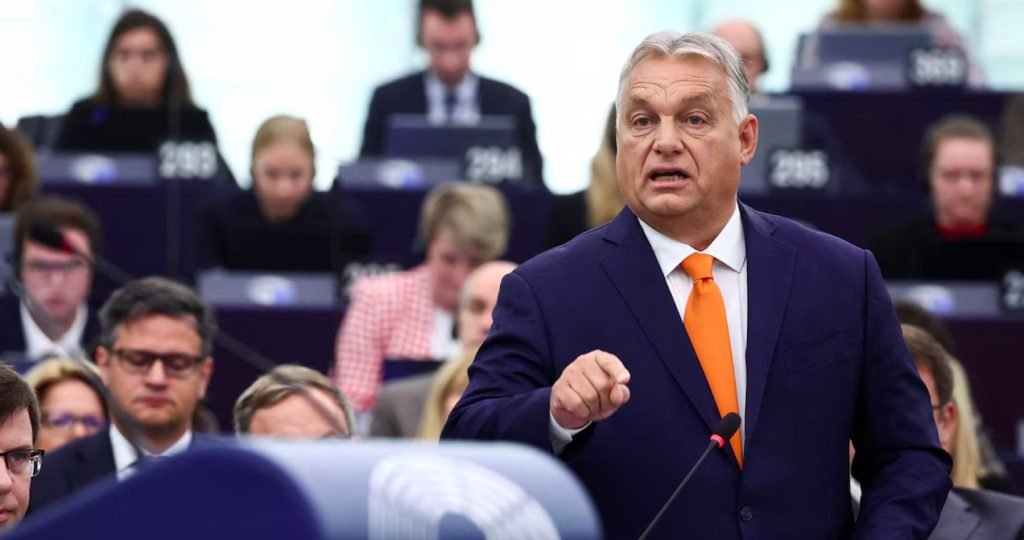 Orbán naložil eurokomisii a von der Leyenovej za jej chybnú politickú stratégiu, keď namiesto mierového riešenia konfliktu na Ukrajine podporuje vojnu, aj keď všetci na Západe už priznávajú ukrajinskú prehru, za útoky voči tým, ktorí majú iný politický názor, za antidemokratické praktiky a pokrytectvo, ale aj za očierňovanie Maďarska a jeho vlády Orbán naložil eurokomisii a von der Leyenovej za jej chybnú politickú stratégiu, keď namiesto mierového riešenia konfliktu na Ukrajine podporuje vojnu, aj keď všetci na Západe už priznávajú ukrajinskú prehru, za útoky voči tým, ktorí majú iný politický názor, za antidemokratické praktiky a pokrytectvo, ale aj za očierňovanie Maďarska a jeho vlády