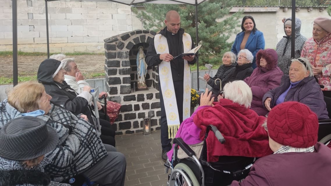 Vysvätili pietne miesto v areáli Senior centra Handlová n.o.