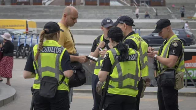 Ukrajinskí vojenskí komisári organizujú nájazdy na trhy