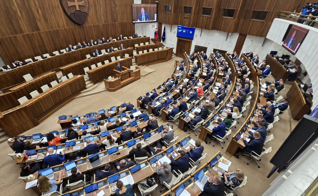 Poslanci definitívne schválili balík konsolidačných opatrení Poslanci definitívne schválili balík konsolidačných opatrení