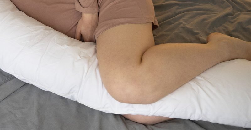 Nadobro som sa zbavila BOLESTI sedacieho nervu a chrbtice! Stačilo si dať medzi kolená na noc VANKÚŠ
