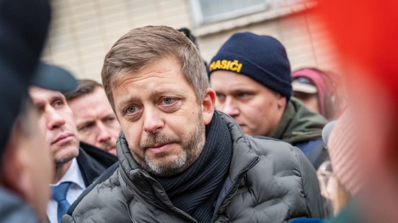 Hanba, lháři, fuj. Policisté a hasiči bučeli před vnitrem na Rakušana, ten sestoupil mezi ně Hanba, lháři, fuj. Policisté a hasiči bučeli před vnitrem na Rakušana, ten sestoupil mezi ně