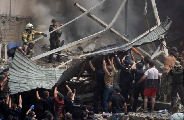 213714_russia_ukraine_war_66826-640x420.jpg Ruský útok na ukrajinské mesto Záporožie zabil šesť civilistov