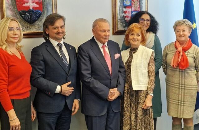 214783_schuster-knihy3-640x420.jpg Bývalý prezident Schuster daroval prešovským čitateľom zbierku kníh, tvoria ju aj jeho vlastné tituly (foto)