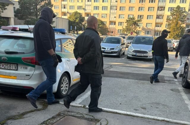219248_exces-640x420.jpeg Úrad inšpekčnej služby počas akcie zadržal dvoch policajtov, jeden čelí obvineniu zo zabitia zaistenej osoby