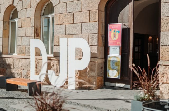 222339_divadlo-jana-palarika-640x420.jpg Trnavský kraj už šiestykrát odovzdal Cenu slobody Antona Srholca, in memoriam bol ocenený Václav Havel