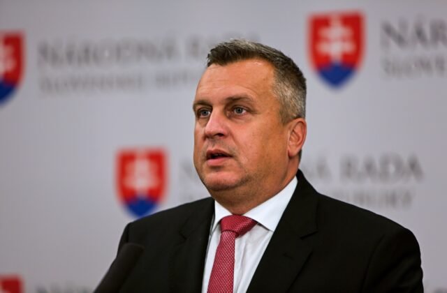 222517_66fc0c6de0a30456108474-640x420.jpg Danko s poslancami letia do Moskvy. Poľsko nám nedovolí priamy prelet, sťažuje sa – VIDEO