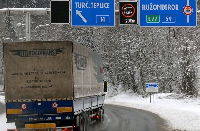 227290_donovaly-kamion-640x420.jpg Sneženie skomplikovalo aj dopravu, horský priechod Donovaly museli pre nákladiaky uzavrieť