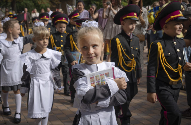 Ruských učiteľov budú vzdelávať, ako majú deťom z Ukrajiny vštepovať „ruskú identitu“