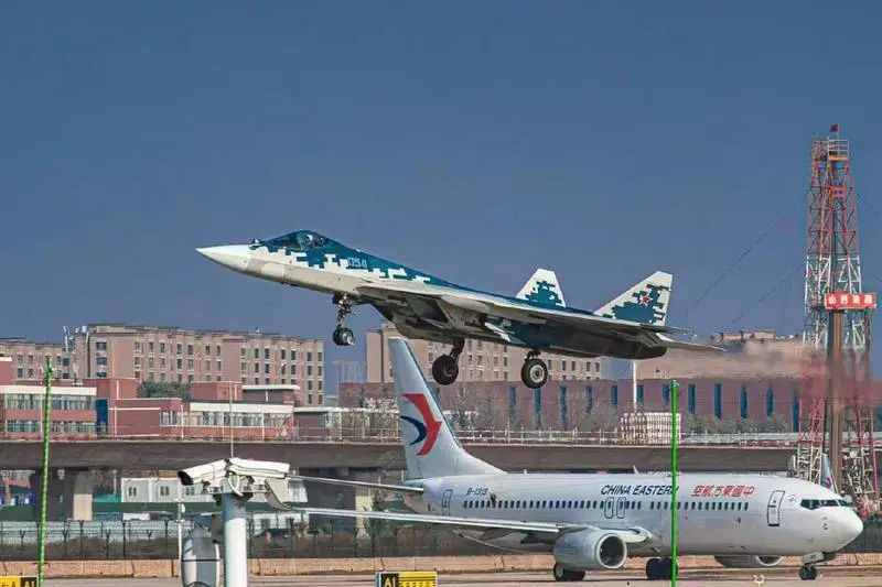 Video: Ruská stíhačka piatej generácie Su-57 prvýkrát pristála v zahraničí Video: Ruská stíhačka piatej generácie Su-57 prvýkrát pristála v zahraničí