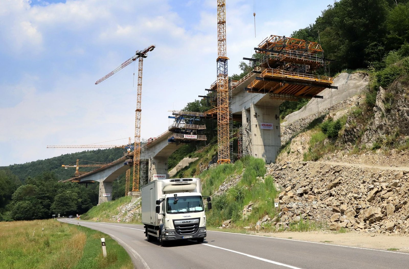 Okrem budov sa stavia aj najmenej diaľnic. Prepad je väčší, než sme očakávali, hovorí šéf stavbárov Okrem budov sa stavia aj najmenej diaľnic. Prepad je väčší, než sme očakávali, hovorí šéf stavbárov