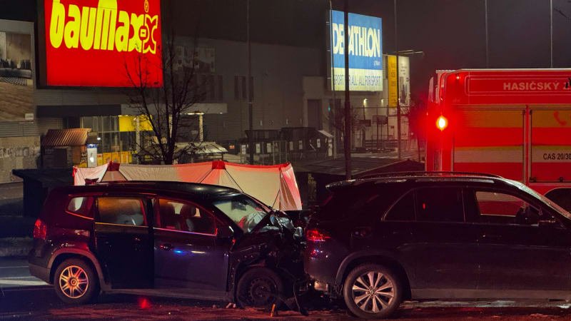 Smrtelná nehoda v Praze. Srážku čtyř vozidel nepřežil starší muž Smrtelná nehoda v Praze. Srážku čtyř vozidel nepřežil starší muž