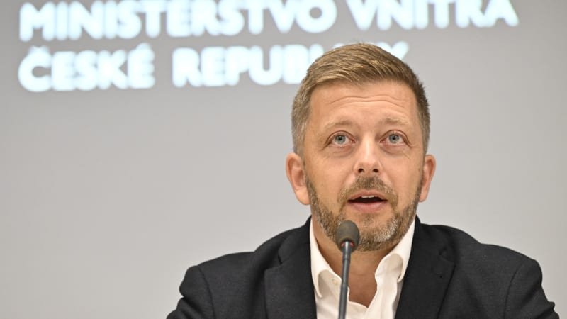 Policisté a hasiči dostanou přidáno. Rakušan jim slíbil 2 500 korun navíc Policisté a hasiči dostanou přidáno. Rakušan jim slíbil 2 500 korun navíc