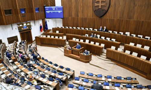 Poslanci sa vrátia do lavíc v pondelok, schôdza trvá už tretí týždeň