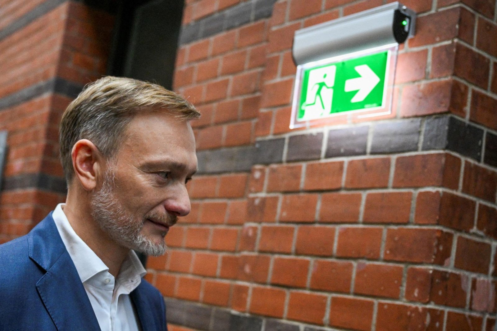 Nemecký exminister žiada okamžité hlasovanie o dôvere vláde a predčasné voľby Nemecký exminister žiada okamžité hlasovanie o dôvere vláde a predčasné voľby