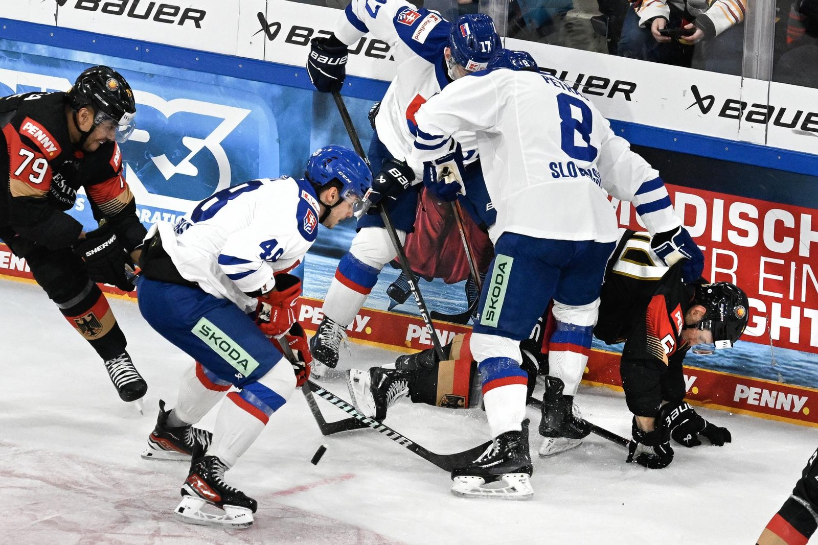 Slovákov nezastavil ani problémový ľad. Nemcov zdolali vysoko 6:2, čím si zaistili víťaznú trofej Slovákov nezastavil ani problémový ľad. Nemcov zdolali vysoko 6:2, čím si zaistili víťaznú trofej