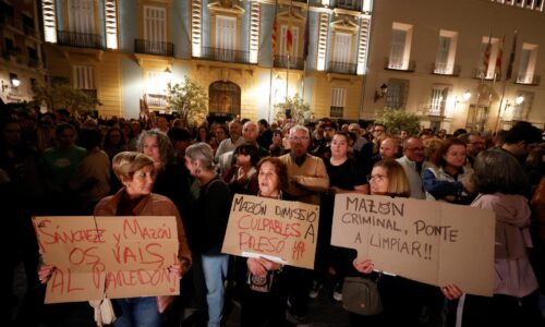 Protestujúci vo Valencii požadujú po záplavách odstúpenie šéfa regiónu Mazóna