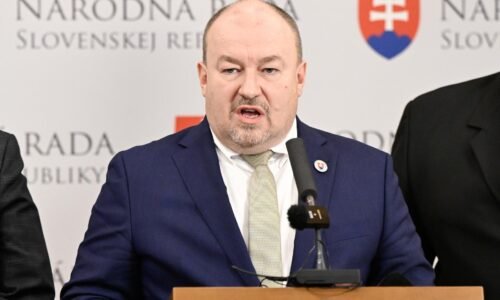 Huliak prišiel s nezvyčajným plánom, chce vyšachovať Danka. Posiela ho do poslaneckého klubu Smeru