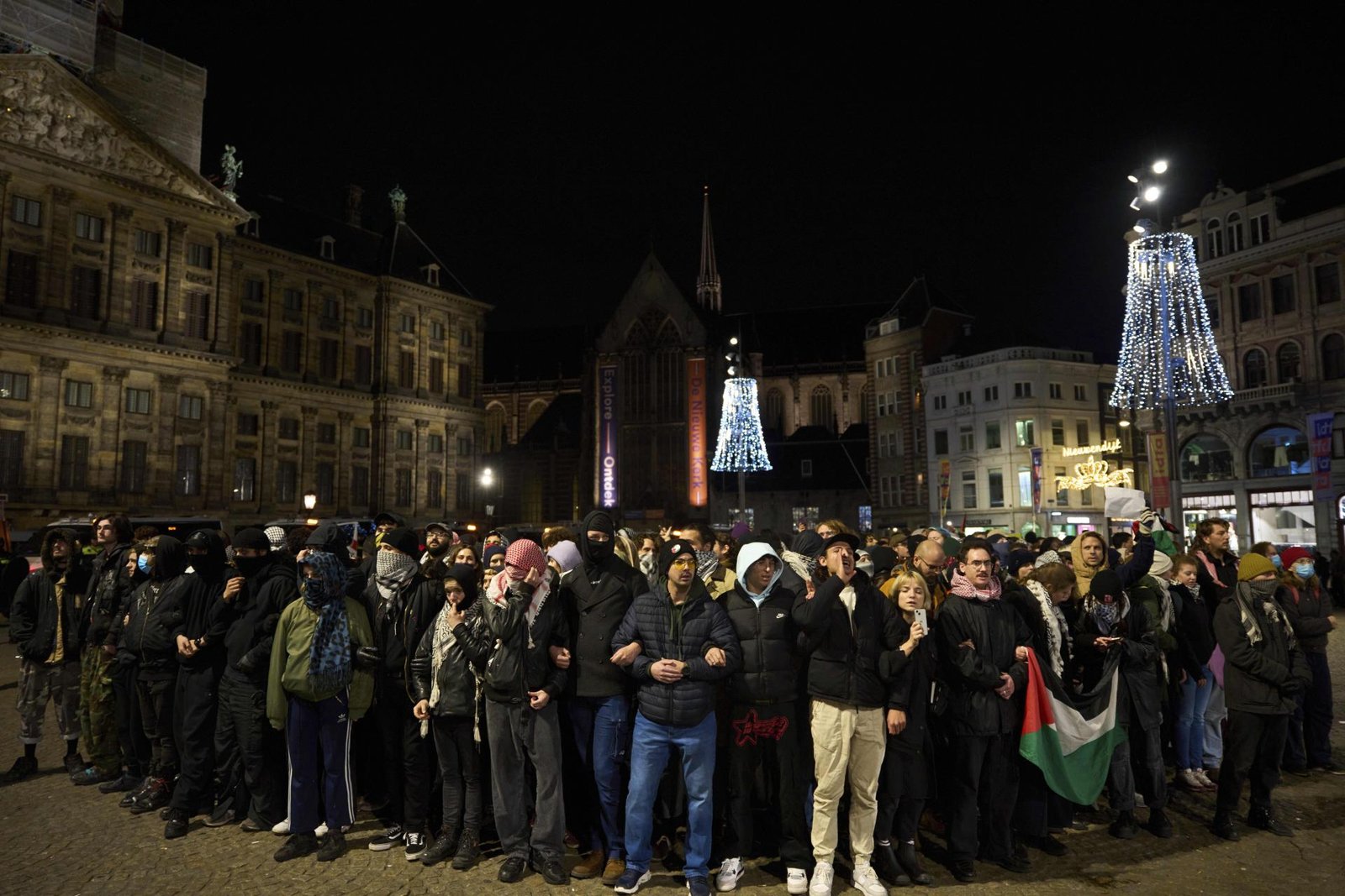 Polícia zadržala v Amsterdame desiatky propalestínskych demonštrantov, niektorí kládli odpor Polícia zadržala v Amsterdame desiatky propalestínskych demonštrantov, niektorí kládli odpor