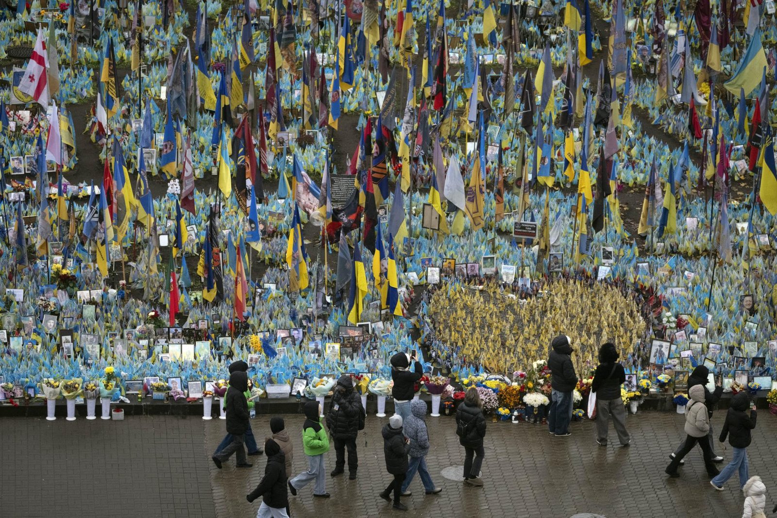Vojna trvá už 1000 dní, Majdan zaplnili vlajky za padlých Ukrajincov Vojna trvá už 1000 dní, Majdan zaplnili vlajky za padlých Ukrajincov