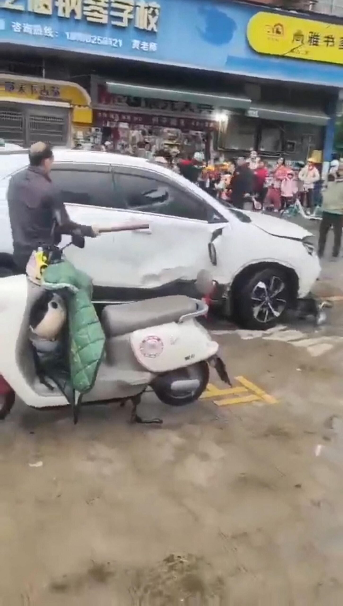 Do žiakov pred školou v Číne vrazilo auto, hlásia zranených Do žiakov pred školou v Číne vrazilo auto, hlásia zranených