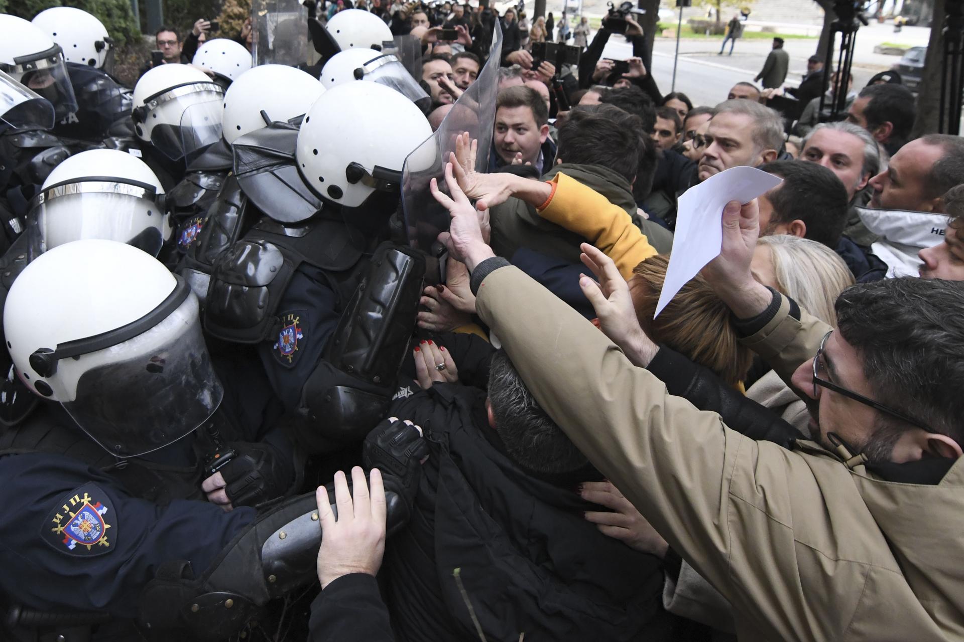 Srbská polícia zakročila pri proteste žiadajúcim tresty za tragédiu v Novom Sade