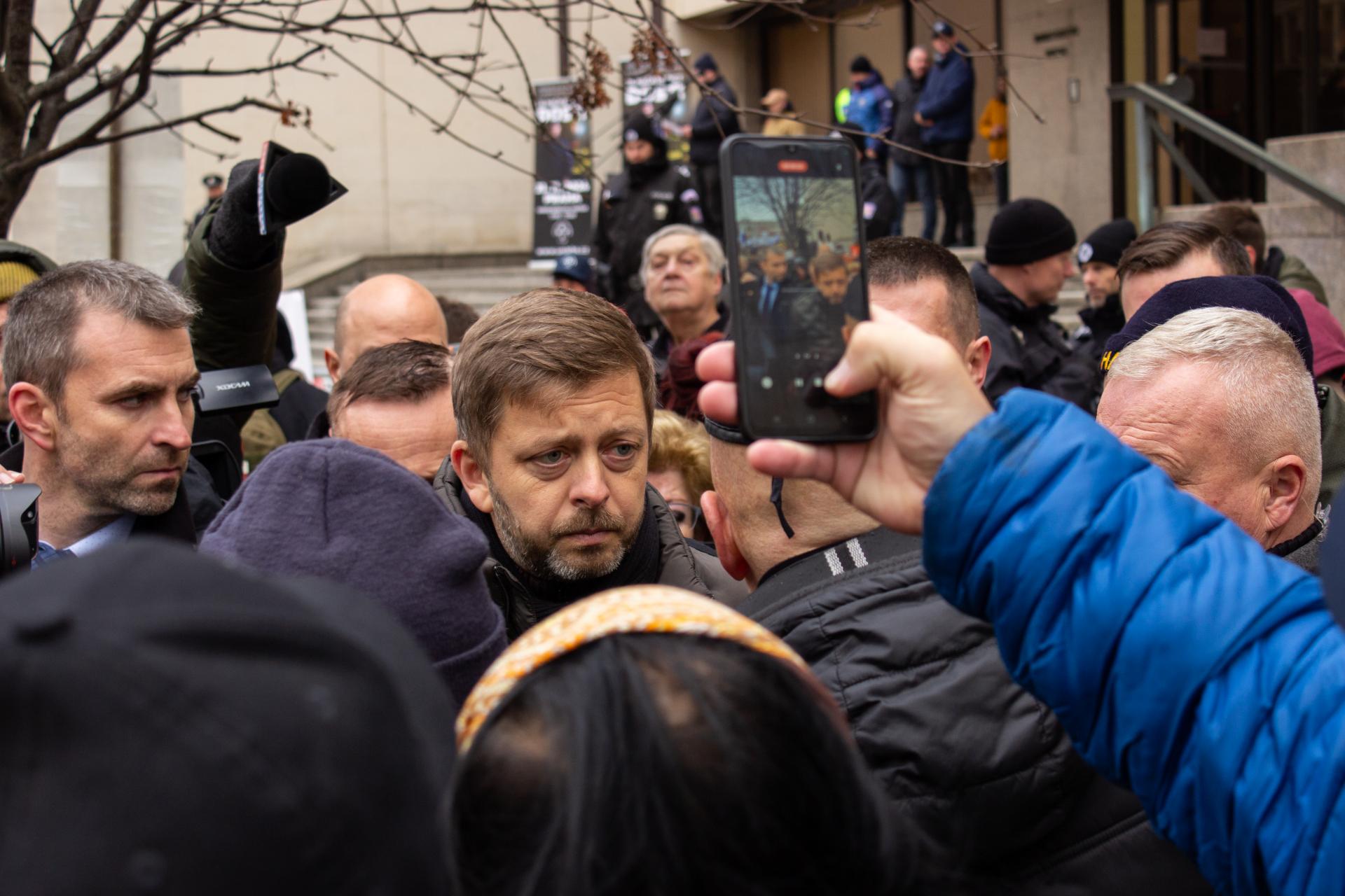 V Prahe pre nízke platy či byrokraciu protestovali stovky policajtov a hasičov