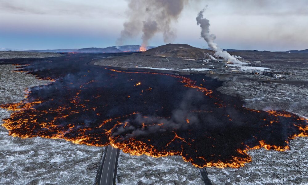 Na islandskom polostrove Reykjanes sopka chrlí druhý deň lávu, situácia je stabilná