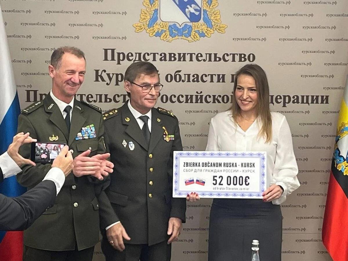 Slovenský starosta vo vojenskej uniforme odovzdal Rusom desiatky tisíc eur, ozbrojené sily sa dištancujú Slovenský starosta vo vojenskej uniforme odovzdal Rusom desiatky tisíc eur, ozbrojené sily sa dištancujú