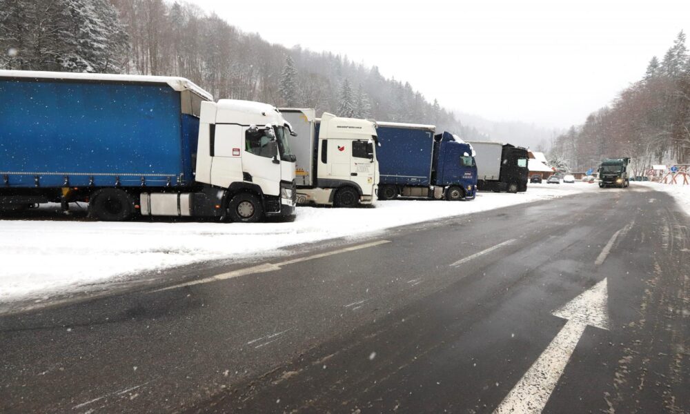 Sneženie komplikuje dopravu po celom Slovensku, hlásia aj viaceré nehody