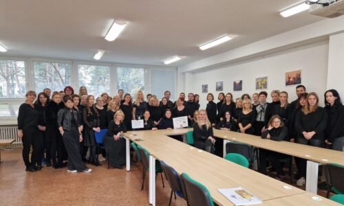 Tisícky učiteľov prišli do práce v čiernom, podporili ich aj deti. Pomôžu im protesty ako v minulosti?
