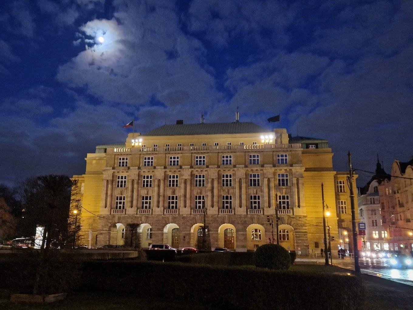 Muž sa vyhrážal v budove filozofickej fakulty v Prahe streľbou. Nie je psychicky v poriadku, tvrdí polícia Muž sa vyhrážal v budove filozofickej fakulty v Prahe streľbou. Nie je psychicky v poriadku, tvrdí polícia