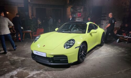 Nové Porsche 911 dorazilo do Česka. Má hybridní pohon a decentně upravený design