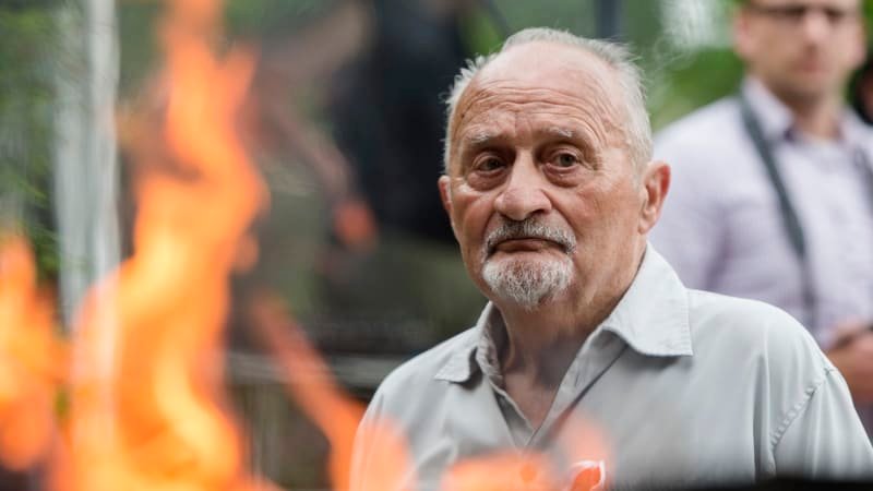 Nacisté mu vyvraždili rodinu za ukrývání parašutisty. Zemřel poslední svědek Burdych Nacisté mu vyvraždili rodinu za ukrývání parašutisty. Zemřel poslední svědek Burdych