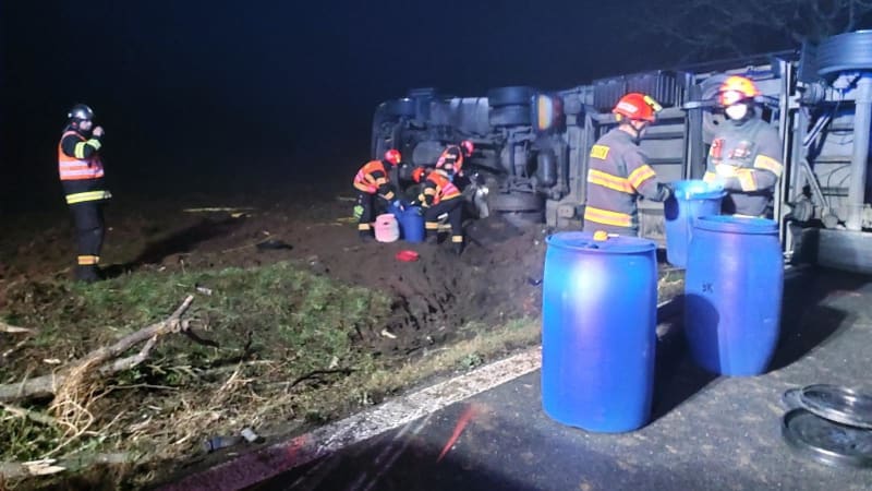 Převrácený kamion zatarasil silnici na Blanensku. Řeší se, jak dostat kolos zpět na kola