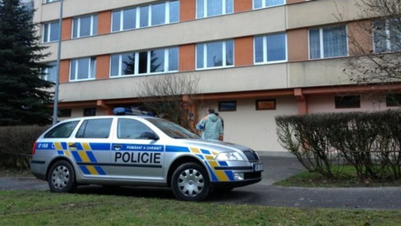 Pátrání po vrahovi z Hradce Králové: V paneláku našli tělo ženy, podle policie zemřela násilně Pátrání po vrahovi z Hradce Králové: V paneláku našli tělo ženy, podle policie zemřela násilně