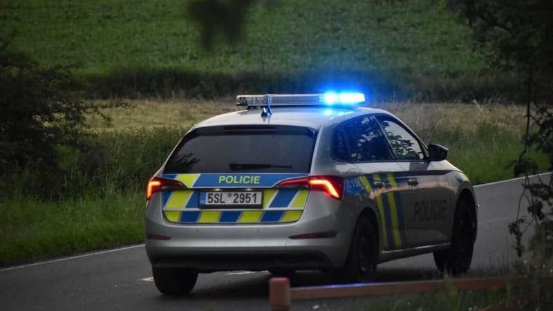 Smrtelná nehoda u Mšena: Osobní vůz se srazil s vlakem, dva lidé nepřežili. Doprava stojí Smrtelná nehoda u Mšena: Osobní vůz se srazil s vlakem, dva lidé nepřežili. Doprava stojí