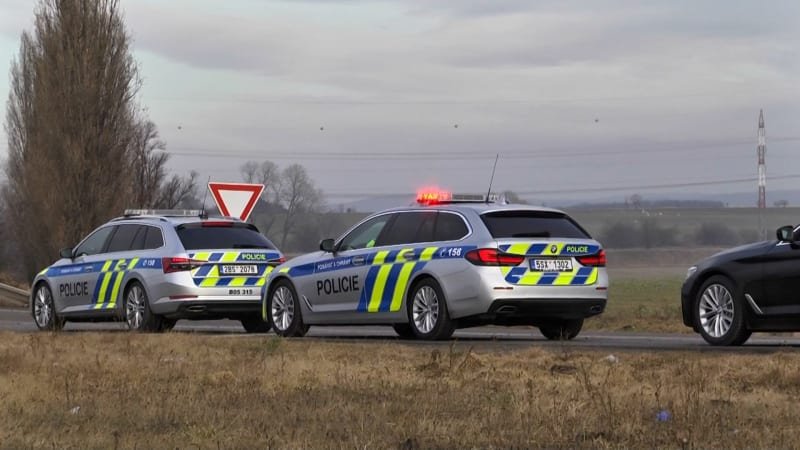 Kvůli ujíždějícímu náklaďáku policie uzavřela dálnici D5. Řidič utekl, hledá ho vrtulník Kvůli ujíždějícímu náklaďáku policie uzavřela dálnici D5. Řidič utekl, hledá ho vrtulník