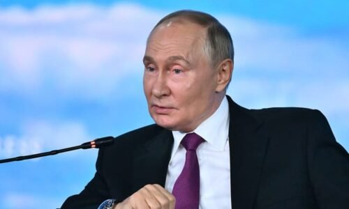 Putinův projev budí pochybnosti: Nehnul rukama, média spekulují o zdraví. Prohlédněte si video