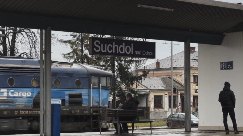 Útěk z nápravného zařízení na Ostravsku: Mladíci hned oloupili muže, kradené auto nabourali Útěk z nápravného zařízení na Ostravsku: Mladíci hned oloupili muže, kradené auto nabourali