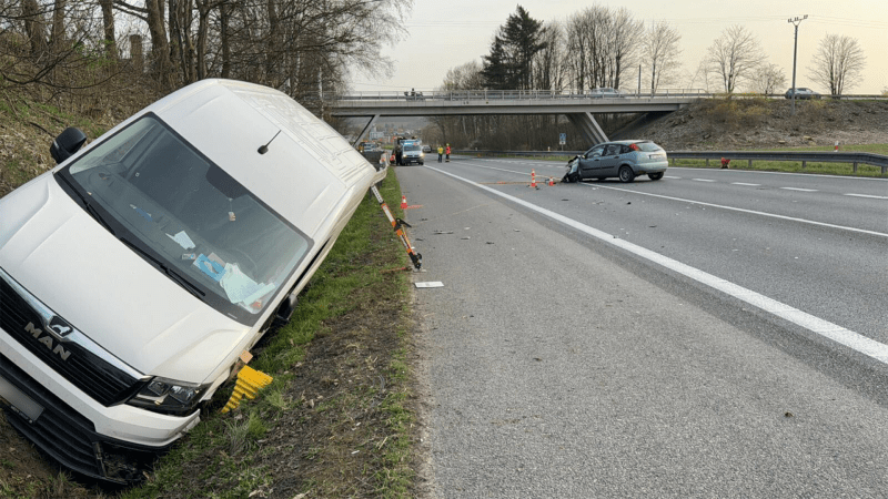 U Lovosic na D8 se srazila dodávka s autem. Dálnice je směrem na Ústí nad Labem uzavřena U Lovosic na D8 se srazila dodávka s autem. Dálnice je směrem na Ústí nad Labem uzavřena