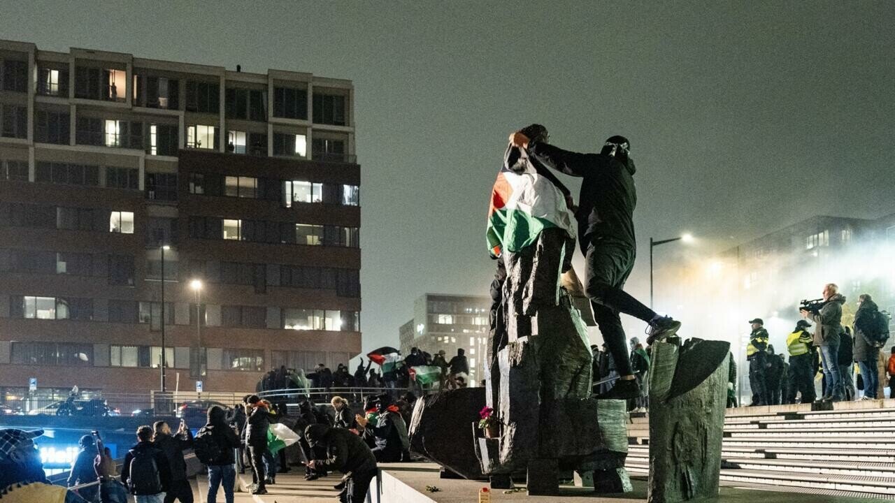Video: Vojna Izraelčanov s Arabmi sa večer presunula do ulíc Amsterdamu Video: Vojna Izraelčanov s Arabmi sa večer presunula do ulíc Amsterdamu