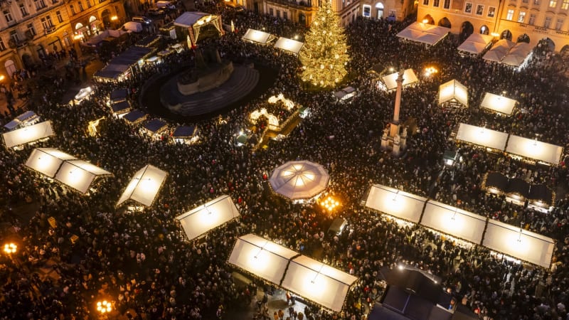 Na Staroměstské náměstí už se nikdo další nevejde. Policie uzavřela vstupy na vánoční trhy