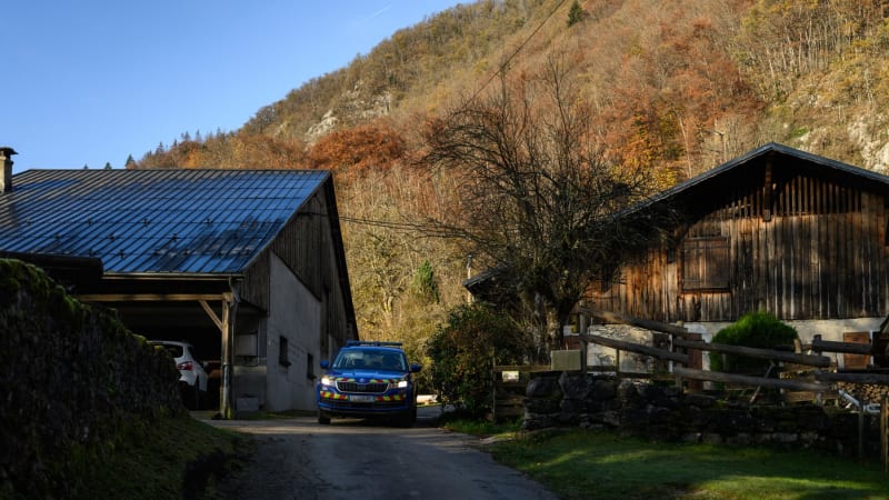 Tři ubodané děti našel doma jejich otec. Matka napsala dopis a zmizela ve Francii do hor