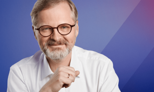 Bílá košile a vyhrnuté rukávy. Marketéři mění Fialovu image, podle expertů dost možná marně
