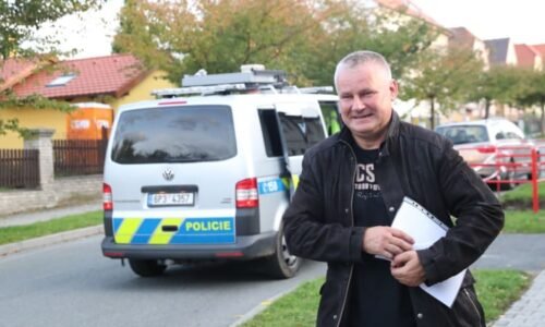 Chlapi, vy neumíte brzdit? Kajínek měl nehodu. Do jeho Mercedesu vrazilo na D1 policejní BMW