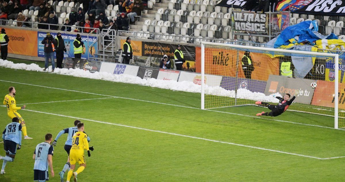 VIDEO Liga majstrov pre Košice, AC Miláno mali o čosi skôr. Medved sa pri reakcii na Calzonu pousmial VIDEO Liga majstrov pre Košice, AC Miláno mali o čosi skôr. Medved sa pri reakcii na Calzonu pousmial