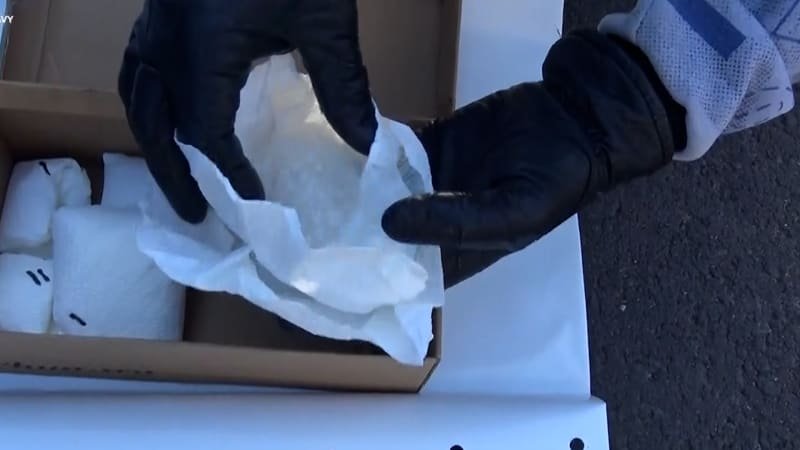 Trhovci na Chebsku ukrývali drogy v prodávaném zboží. Razie odhalila desítky tisíc tablet Trhovci na Chebsku ukrývali drogy v prodávaném zboží. Razie odhalila desítky tisíc tablet
