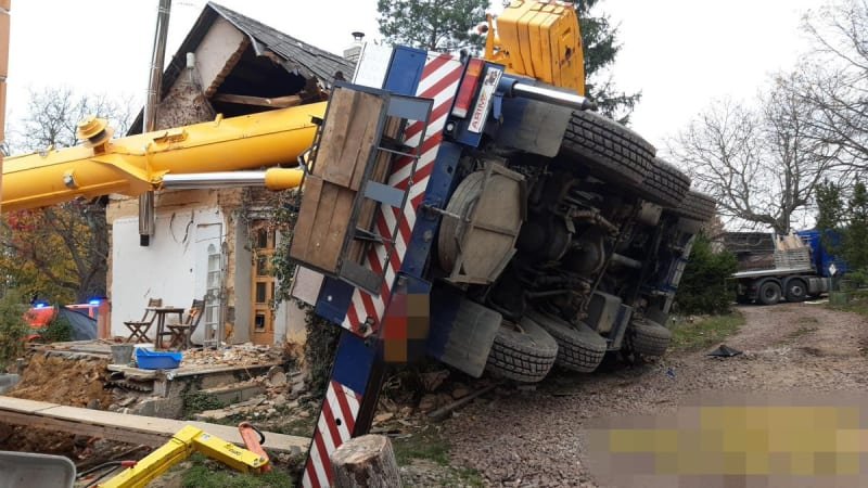 Na Berounsku se převrátil jeřáb. Poškodil dvě budovy, pro jednoho člověka letěl vrtulník Na Berounsku se převrátil jeřáb. Poškodil dvě budovy, pro jednoho člověka letěl vrtulník